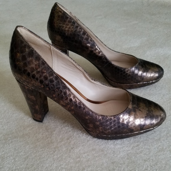 Clarks Narrative Metallic Embossed Comfort Pumps - Picture 1 of 8